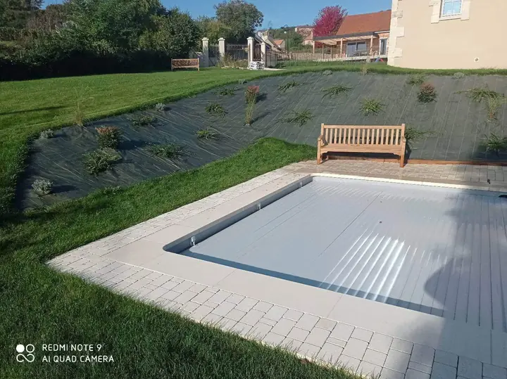 Aménagement végétal et minéral autour d'une piscine
