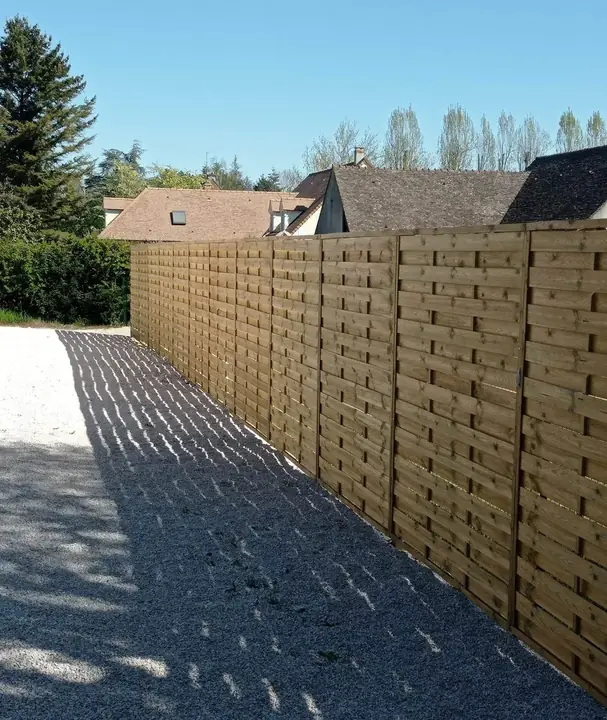Clôture occultante en bois posée autour d'un jardin