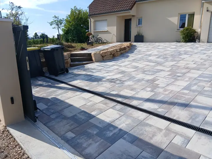 Cour et allée carrossable réalisées en pavés