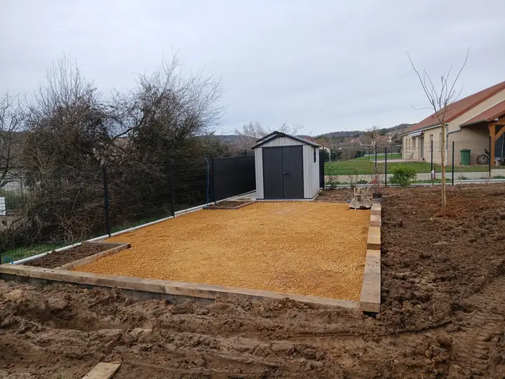 Terrain de pétanque aménagé dans un jardin privé