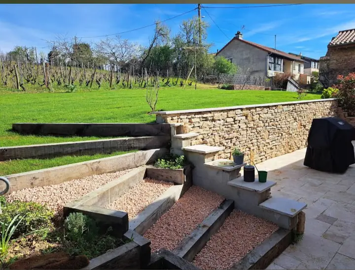 Escalier de jardin et soutènement réalisés en pierre