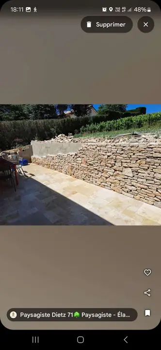 Mur de soutènement paysager construit en pierre sèche