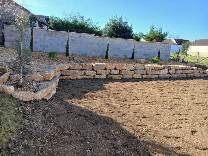 Construction d'un muret de soutènement en pierre