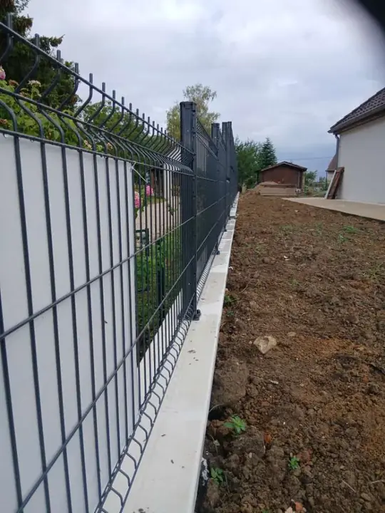 Panneaux de clôture rigide posés en limite de terrain