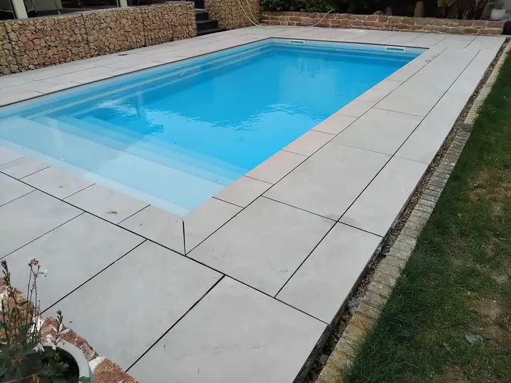 Dallage et margelles posés autour d'une piscine