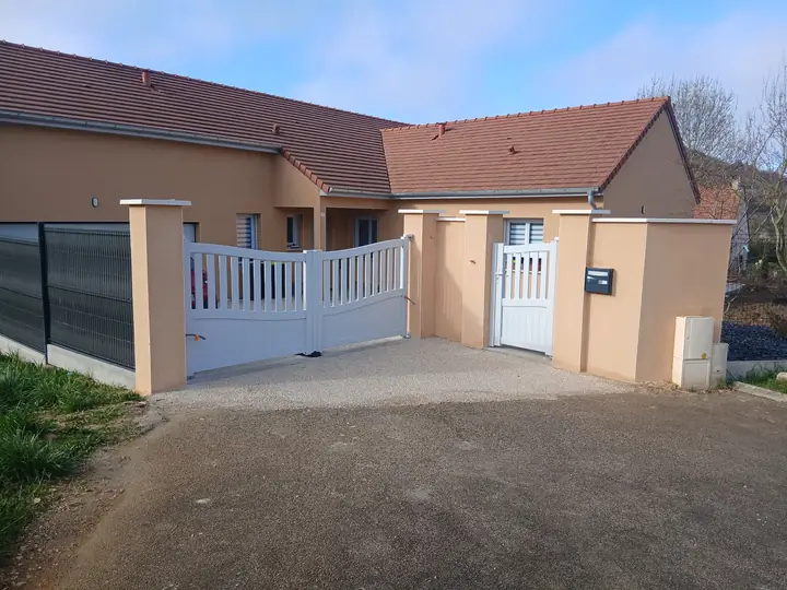 Portail et portillon posés avec leur clôture extérieure