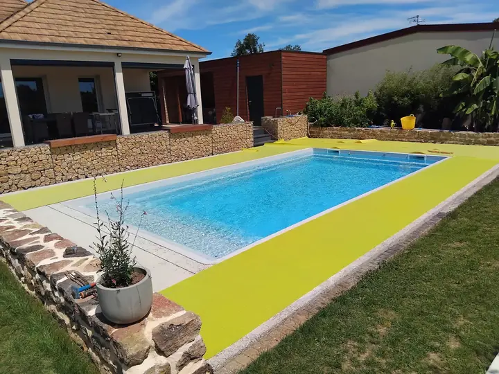 Préparation du support avant la pose du dallage autour d'une piscine
