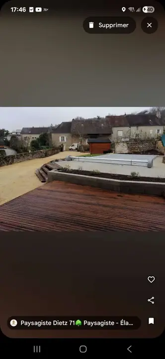 Terrasse en bois intégrée dans un jardin aménagé sur plusieurs niveaux