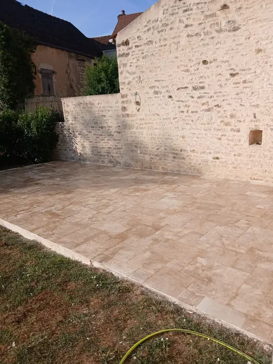 Terrasse carrelée extérieure réalisée devant une maison