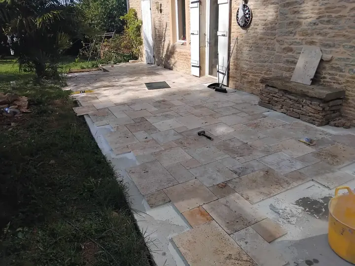 Terrasse extérieure réalisée avec un dallage en pierre