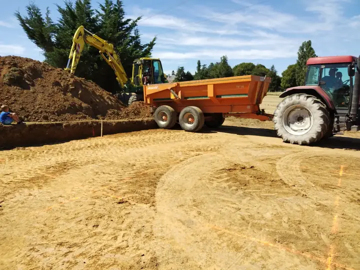 Terrassement et nivellement d'un terrain avec des engins de chantier